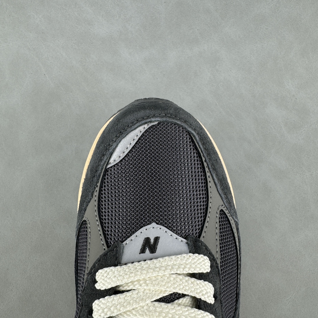 New Balance NB 2002R